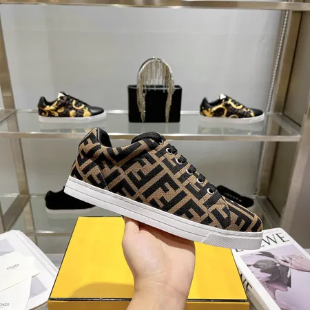 フェンディ カジュアルシューズ