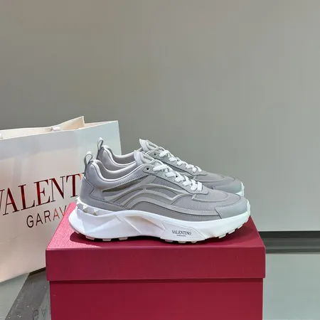 ヴァレンティノ スニーカー