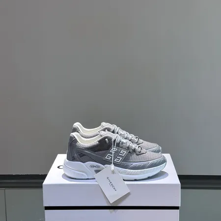 ジバンシィ スニーカー