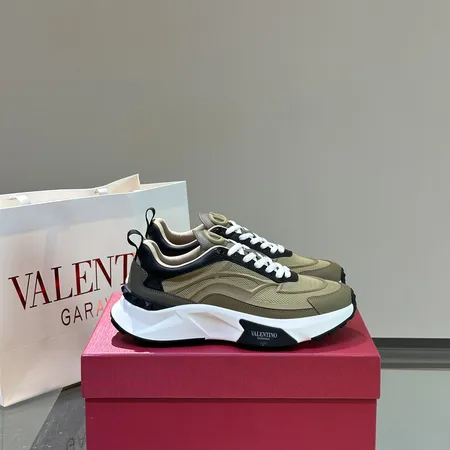 ヴァレンティノ スニーカー