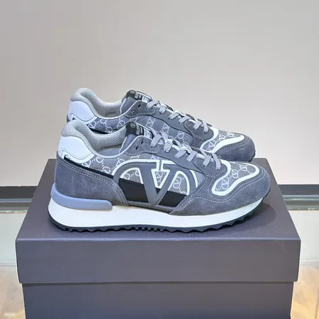 ヴァレンティノ スニーカー