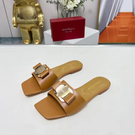 フェラガモ スリッパ