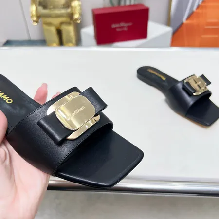 フェラガモ スリッパ