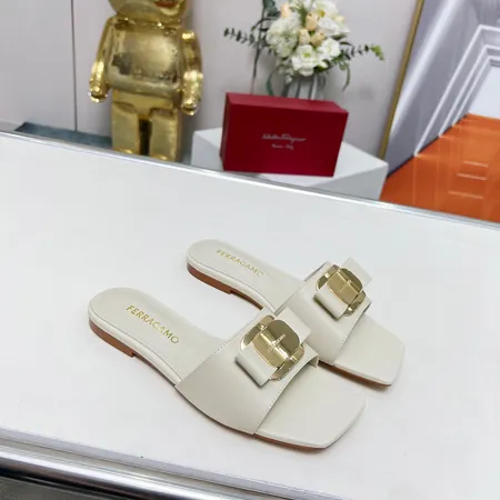 フェラガモ スリッパ