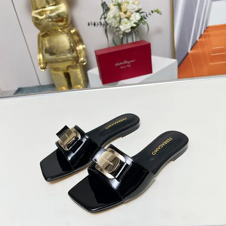 フェラガモ スリッパ