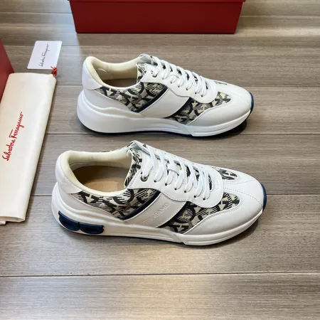 フェラガモ カジュアルシューズ