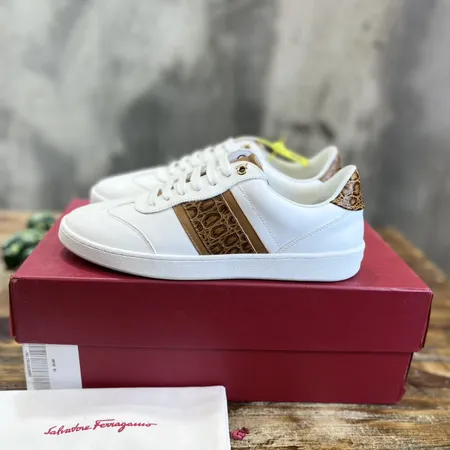 フェラガモ カジュアルシューズ