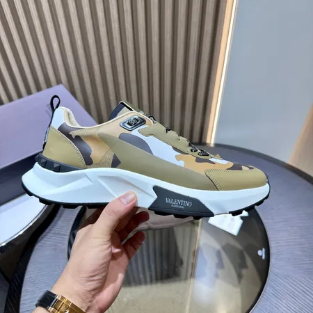 ヴァレンティノ スニーカー
