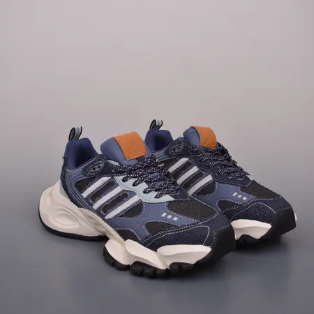 アディダス スニーカー