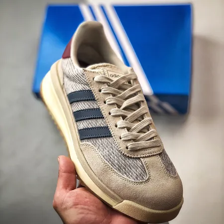 アディダス スニーカー