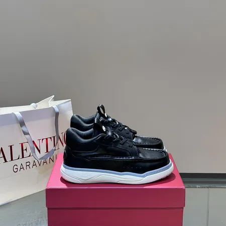 ヴァレンティノ スニーカー