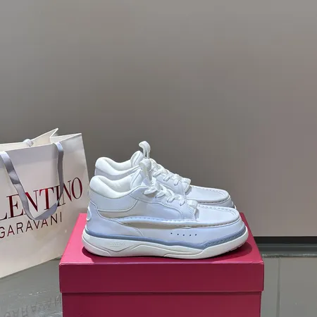 ヴァレンティノ スニーカー
