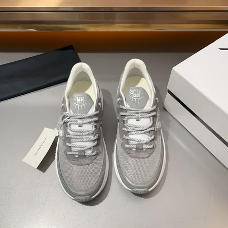 ジバンシィ スニーカー