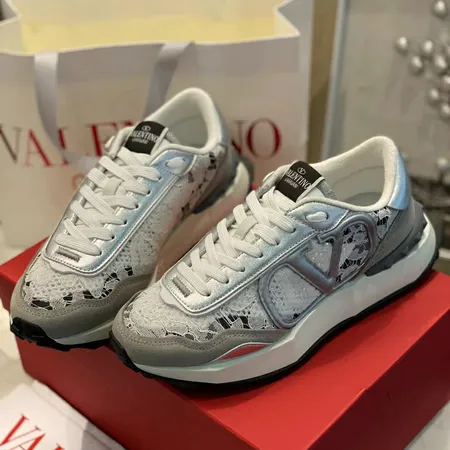 ヴァレンティノ スニーカー