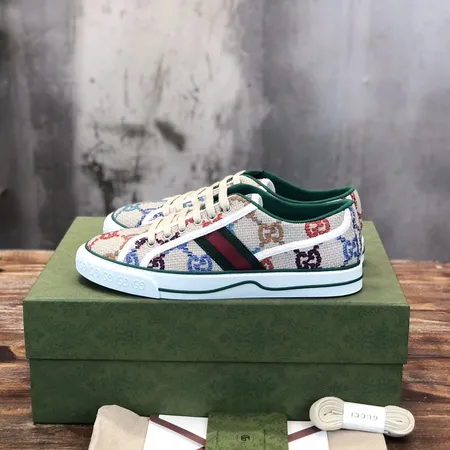 グッチ カジュアルシューズ