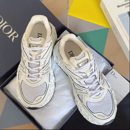 カウズ スニーカー