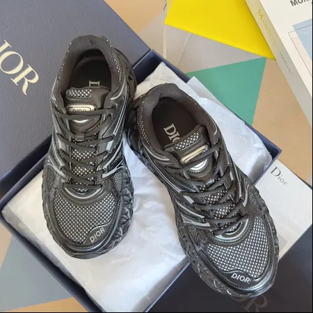 カウズ スニーカー