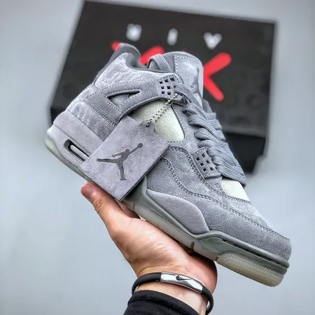 カウズ スニーカー