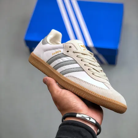 アディダス カジュアルシューズ