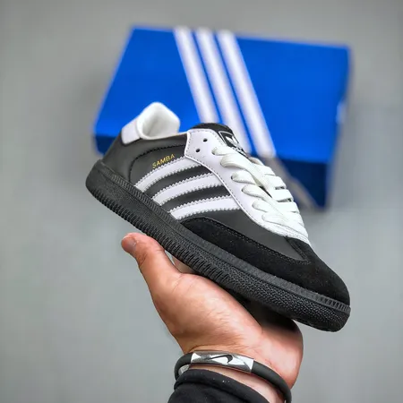 アディダス カジュアルシューズ