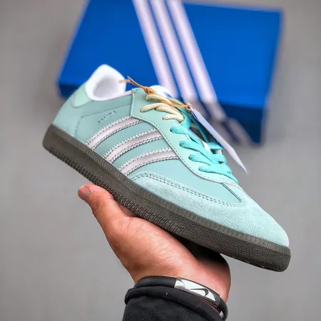 アディダス カジュアルシューズ