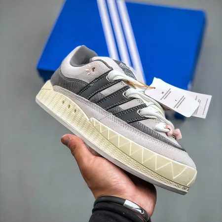 アディダス カジュアルシューズ