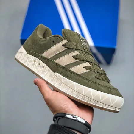 アディダス カジュアルシューズ