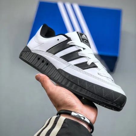 アディダス カジュアルシューズ