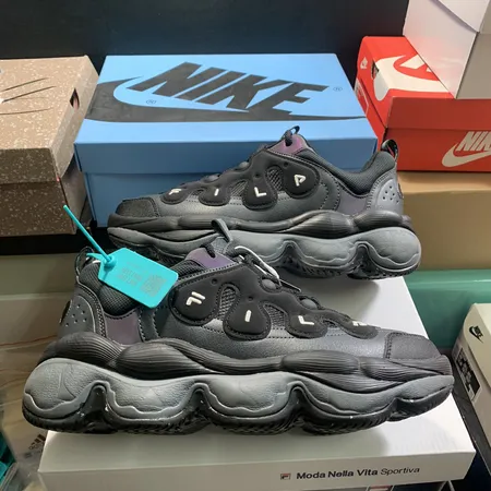 フィラ スニーカー