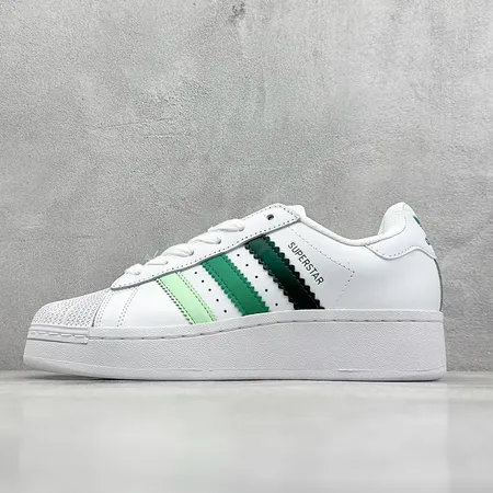 アディダス カジュアルシューズ