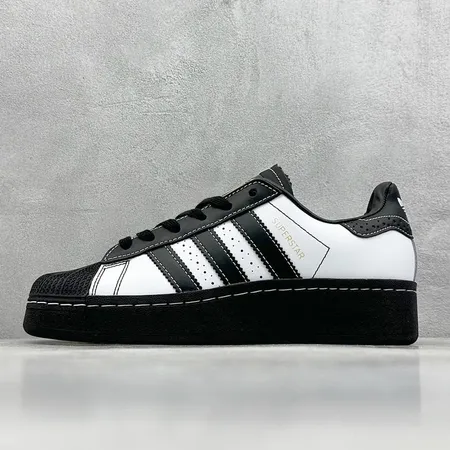 アディダス カジュアルシューズ