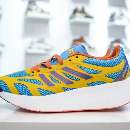 アディダス スニーカー