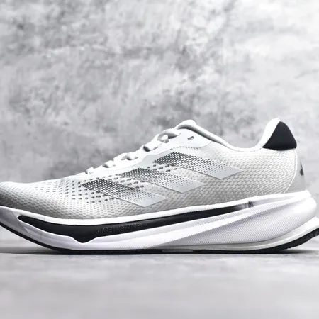 アディダス スニーカー