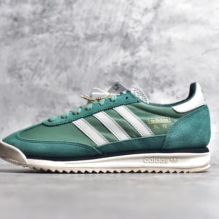 アディダス スニーカー