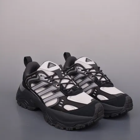 アディダス スニーカー