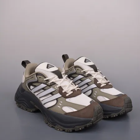 アディダス スニーカー