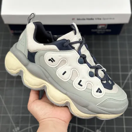 フィラ スニーカー