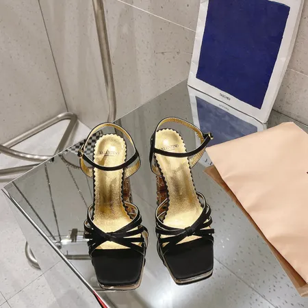 ヴァレンティノ サンダル