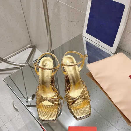 ヴァレンティノ サンダル