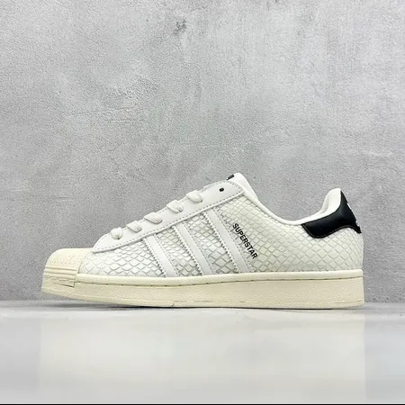 アディダス カジュアルシューズ