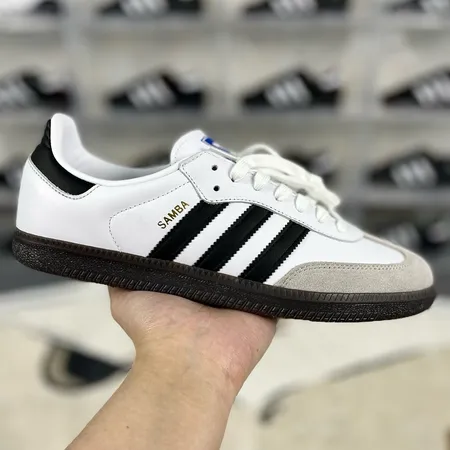 アディダス カジュアルシューズ