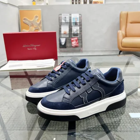 フェラガモ カジュアルシューズ