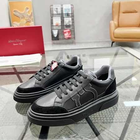 フェラガモ カジュアルシューズ