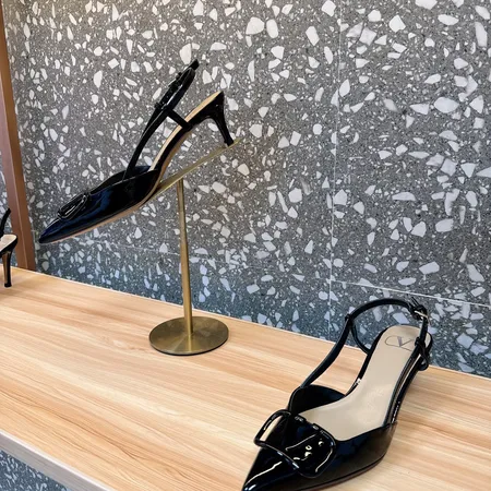 ヴァレンティノ サンダル