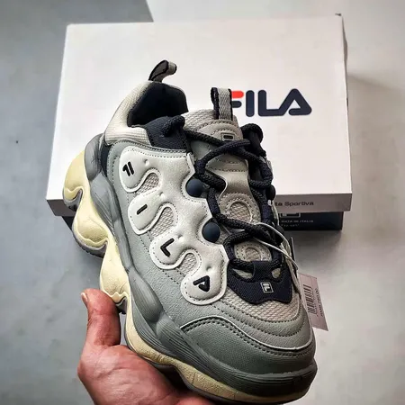 フィラ スニーカー