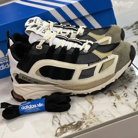 アディダス スニーカー