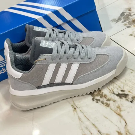 アディダス スニーカー