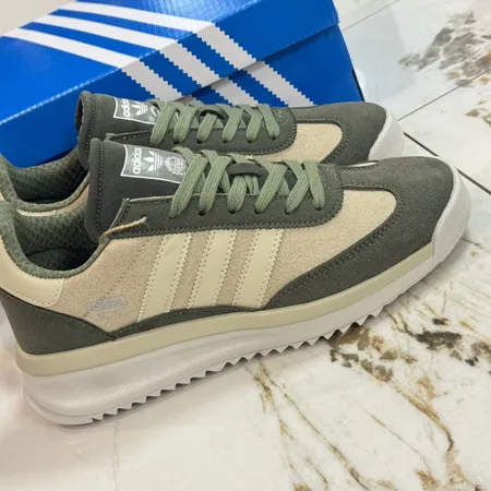 アディダス スニーカー