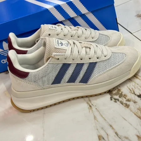 アディダス スニーカー