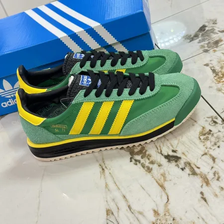 アディダス カジュアルシューズ